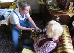 (ne)obyčejný den všeobecné sestry, paní Miriam, v domácí zdravotnické a hospicové péči