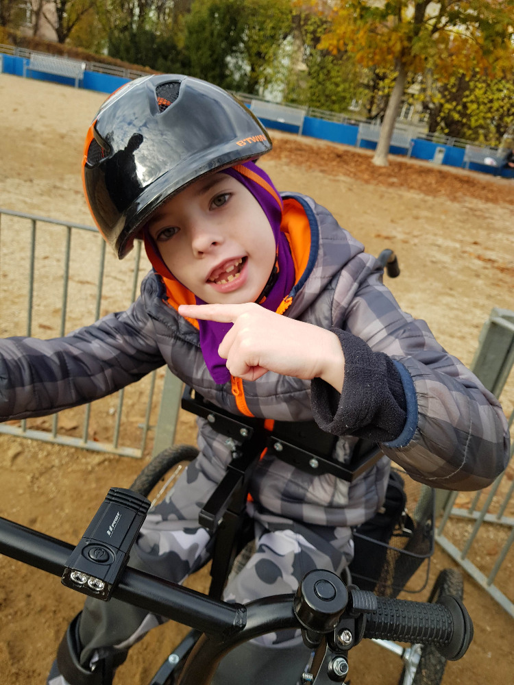 Fabínek miluje jízdu na Lopedu. Užívá si ji i díky dárcům