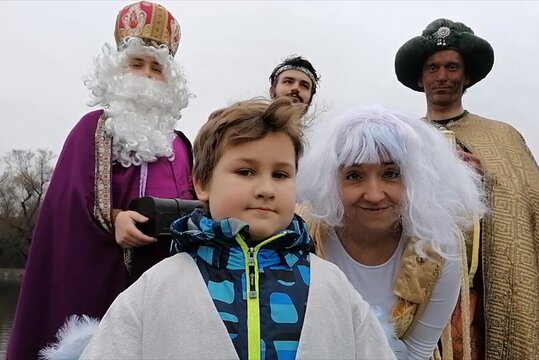 Tři králové přicházejí. Cestou je provází hvězda