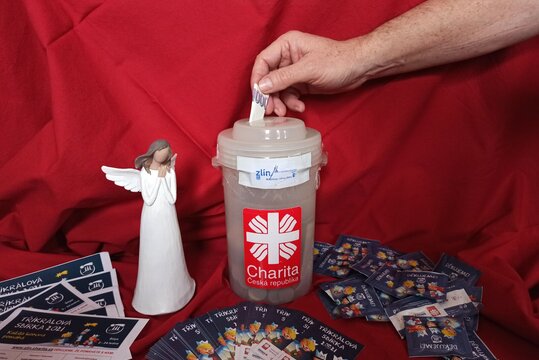 Zlínské kasičky rozpečetěny. Ukrývaly více než 55 kilo mincí a 630 metrů bankovek