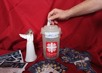 Zlínské kasičky rozpečetěny. Ukrývaly více než 55 kilo mincí a 630 metrů bankovek