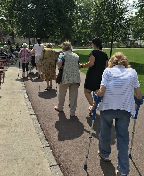 Park Komenského je skutečně nádherný. Stinný a rozkvetlý