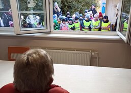 Návštěva dětí, přes okno (covidová pandemie)