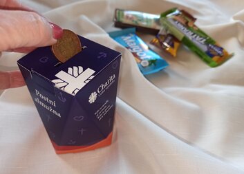 Pomáhat druhým odřeknutým požitkem? Jde to. Postní almužna 2023