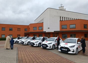 Novotou vonícím vozidlům terénní pečovatelské služby se dostalo požehnání. K jejich pořízení významně přispěla Evropská unie