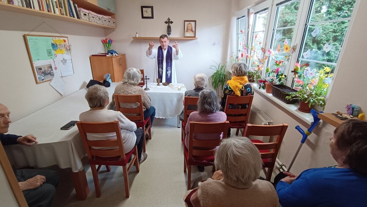 Mše svatá, P. Dan Žůrek: "Je na nás, abychom využili Jeho pozvání k prožití Velikonoc s Ním, prosili Ho za odpuštění našich vin, odpustili druhým i sobě, dovolili, aby uzdravil naše rány ..." 