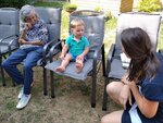Mezigenerační setkání - povídání v zahradě, společné protažení těla, připomínka (a oslava šťavnatým melounem) Dne seniorů a prarodičů
