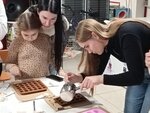 Voňavé tvoření, ´plackování´ a velké hudební překvapení aneb Charita Zlín, spolu s partnerem Galaxie Zlín, vyvíjí aktivity ve prospěch ukrajinských maminek s dětmi, i babiček (15)