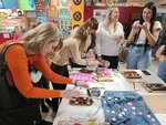 Voňavé tvoření, ´plackování´ a velké hudební překvapení aneb Charita Zlín, spolu s partnerem Galaxie Zlín, vyvíjí aktivity ve prospěch ukrajinských maminek s dětmi, i babiček (15)