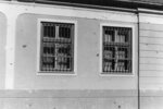 Dakovo (Chorvatsko), září 1992; Budova Charity se stopami po střelbě
