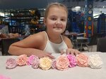 Růže z papíru. Třeba do vlasů, vázy, okna. A také rada, pomoc a podpora aneb Charita Zlín vyvíjí aktivity ve prospěch ukrajinských maminek s dětmi, i babiček