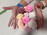 Růže z papíru. Třeba do vlasů, vázy, okna. A také rada, pomoc a podpora aneb Charita Zlín vyvíjí aktivity ve prospěch ukrajinských maminek s dětmi, i babiček