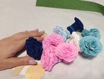 Růže z papíru. Třeba do vlasů, vázy, okna. A také rada, pomoc a podpora aneb Charita Zlín vyvíjí aktivity ve prospěch ukrajinských maminek s dětmi, i babiček