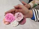 Růže z papíru. Třeba do vlasů, vázy, okna. A také rada, pomoc a podpora aneb Charita Zlín vyvíjí aktivity ve prospěch ukrajinských maminek s dětmi, i babiček