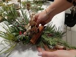 Drobná netradiční kytka z přírodních materiálů na adventní stůl aneb Charita Zlín vyvíjí aktivity ve prospěch ukrajinských maminek s dětmi, i babiček