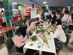 Drobná netradiční kytka z přírodních materiálů na adventní stůl aneb Charita Zlín vyvíjí aktivity ve prospěch ukrajinských maminek s dětmi, i babiček