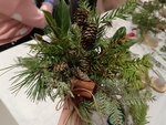 Drobná netradiční kytka z přírodních materiálů na adventní stůl aneb Charita Zlín vyvíjí aktivity ve prospěch ukrajinských maminek s dětmi, i babiček