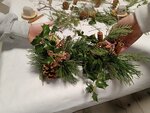 Drobná netradiční kytka z přírodních materiálů na adventní stůl aneb Charita Zlín vyvíjí aktivity ve prospěch ukrajinských maminek s dětmi, i babiček