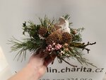 Drobná netradiční kytka z přírodních materiálů na adventní stůl aneb Charita Zlín vyvíjí aktivity ve prospěch ukrajinských maminek s dětmi, i babiček