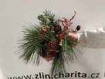 Drobná netradiční kytka z přírodních materiálů na adventní stůl aneb Charita Zlín vyvíjí aktivity ve prospěch ukrajinských maminek s dětmi, i babiček