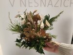 Drobná netradiční kytka z přírodních materiálů na adventní stůl aneb Charita Zlín vyvíjí aktivity ve prospěch ukrajinských maminek s dětmi, i babiček