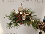 Drobná netradiční kytka z přírodních materiálů na adventní stůl aneb Charita Zlín vyvíjí aktivity ve prospěch ukrajinských maminek s dětmi, i babiček