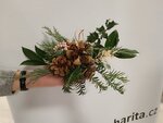 Drobná netradiční kytka z přírodních materiálů na adventní stůl aneb Charita Zlín vyvíjí aktivity ve prospěch ukrajinských maminek s dětmi, i babiček