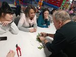 Drobná netradiční kytka z přírodních materiálů na adventní stůl aneb Charita Zlín vyvíjí aktivity ve prospěch ukrajinských maminek s dětmi, i babiček