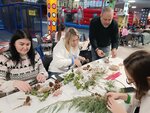 Drobná netradiční kytka z přírodních materiálů na adventní stůl aneb Charita Zlín vyvíjí aktivity ve prospěch ukrajinských maminek s dětmi, i babiček