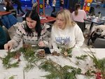 Drobná netradiční kytka z přírodních materiálů na adventní stůl aneb Charita Zlín vyvíjí aktivity ve prospěch ukrajinských maminek s dětmi, i babiček