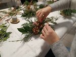 Drobná netradiční kytka z přírodních materiálů na adventní stůl aneb Charita Zlín vyvíjí aktivity ve prospěch ukrajinských maminek s dětmi, i babiček