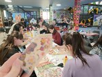 Domeček ne plný koleček, ale květů a motýlů aplikovaných ubrouskovou technikou aneb Charita Zlín vyvíjí aktivity ve prospěch ukrajinských maminek s dětmi, i babiček
