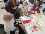 Domeček ne plný koleček, ale květů a motýlů aplikovaných ubrouskovou technikou aneb Charita Zlín vyvíjí aktivity ve prospěch ukrajinských maminek s dětmi, i babiček