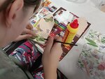 Domeček ne plný koleček, ale květů a motýlů aplikovaných ubrouskovou technikou aneb Charita Zlín vyvíjí aktivity ve prospěch ukrajinských maminek s dětmi, i babiček