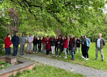 Svatý Josefe, vyprošuj nám, abychom pracovali s klidem, trpělivě a poctivě podle svých sil a nelekali se únavy ani obtíží a abychom měli otevřené srdce, a co nejúčinněji pomáhali všem, s nimiž se na cestě potkáme