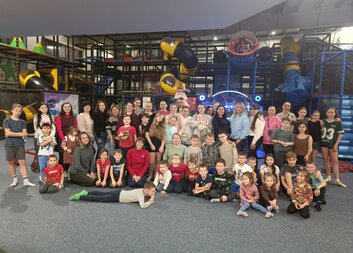 Výroba lucerniček, dětská zábava i odborná podpora v přátelské atmosféře aneb Charita Zlín vyvíjí aktivity ve prospěch ukrajinských maminek s dětmi, i babiček