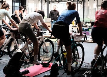 Kilometry, které pomáhají: Loopendo vyjelo 60 tisíc korun pro matky s dětmi v tísni