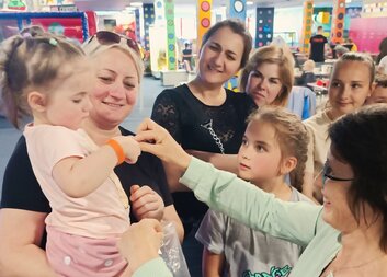 Odpoledne plné smíchu, tvoření a radosti aneb Charita Zlín vyvíjí aktivity ve prospěch ukrajinských maminek s dětmi, i babiček