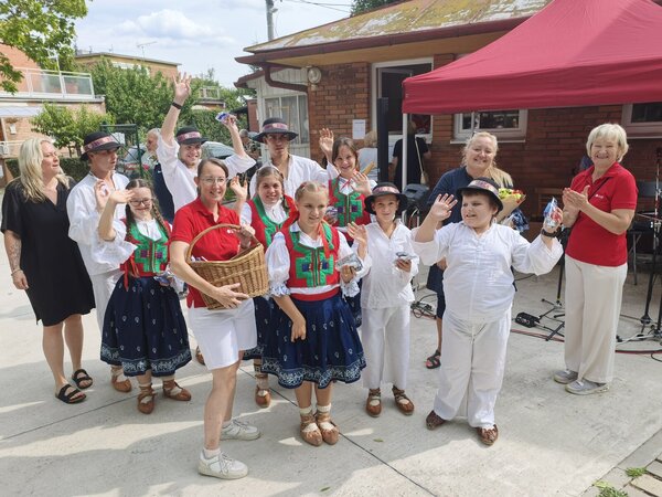 Lazovínek, folklorně muzikoterapeutický soubor z Dětského domova, Mateřské školy, Základní školy a Praktické školy Zlín Lazovínek, folklorně muzikoterapeutický soubor z Dětského domova, Mateřské školy, Základní školy a Praktické školy Zlín